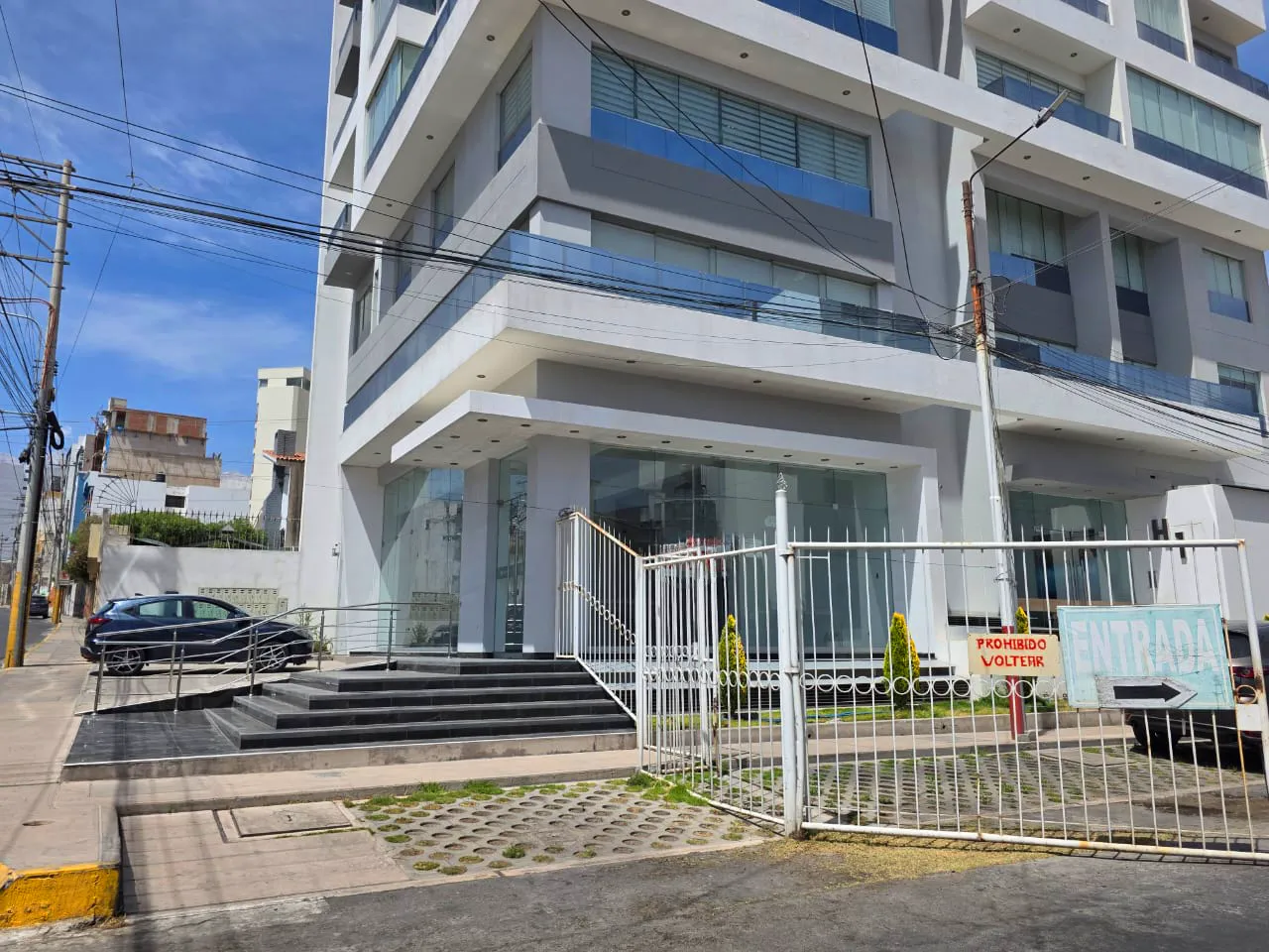 Tu negocio visible todo el dia – Local en esquina Av. Bolognesi Cayma